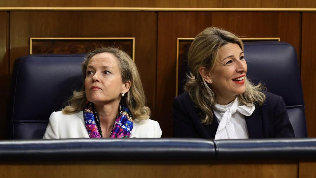 La vicepresidenta primera del Gobierno y ministra de Asuntos Económicos y Transformación Digital, Nadia Calviño, y La vicepresidenta segunda y ministra de Trabajo, Yolanda Díaz.