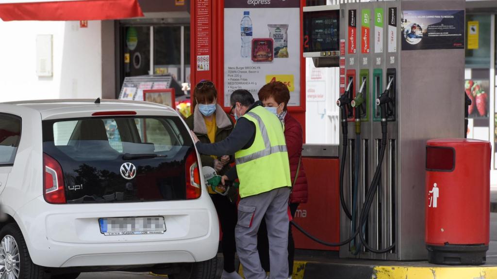 Un trabajador echa gasolina a un vehículo en la estación de servicio San Pedro de CEPSA en la A-3, el día en que arranca la operación salida de Semana Santa 2022.