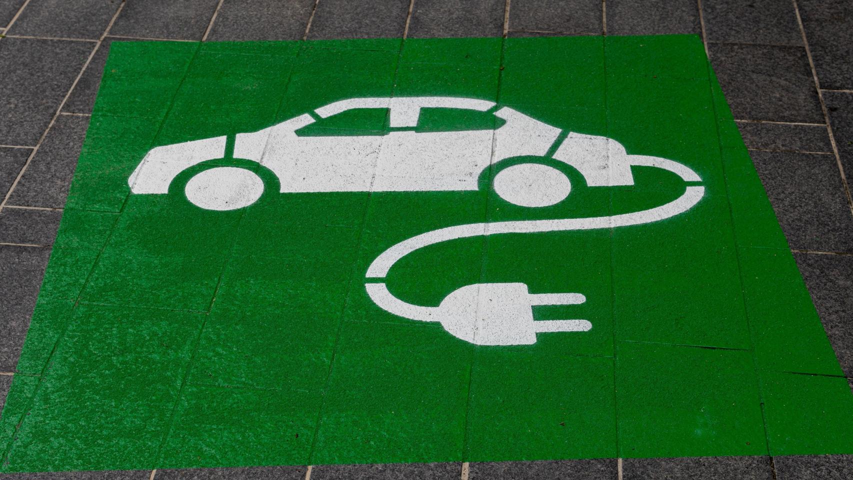 Parking de recarga eléctrica.