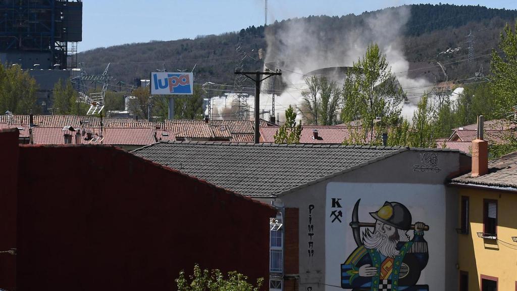 Momento de la destrucción de las torres de refrigeración de la central térmica de La Robla, en León