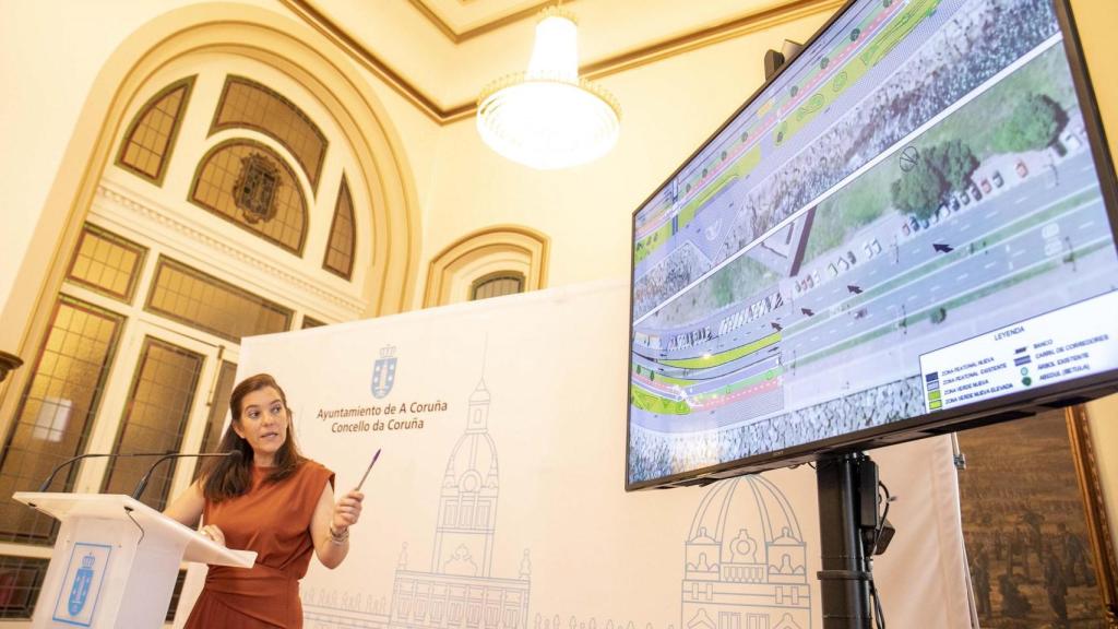 La alcaldesa Inés Rey presenta las obras del Paseo Marítimo entre el dique de abrigo y el cementerio de San Amaro.