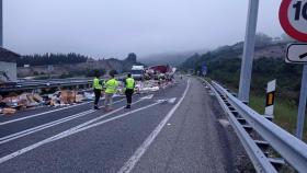 Accidente de un camión en la A-6 en As Nogais (Lugo).