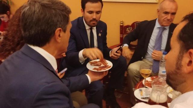 Garzón durante su visita a una de las casetas este jueves.