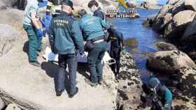 Buzos de la Guardia Civil rescatan el cuerpo de un buzo desaparecido en O Grove (Pontevedra).