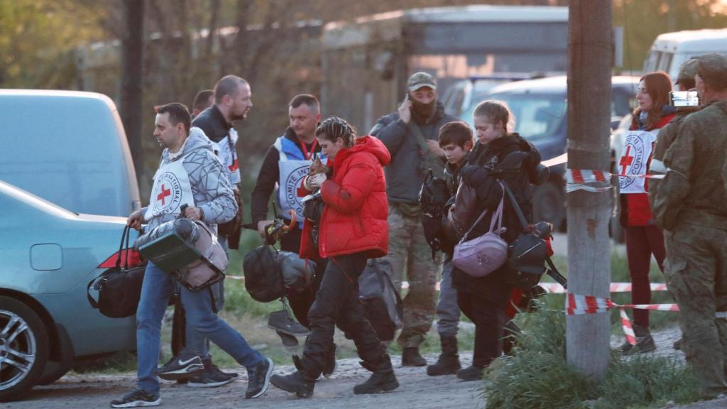 Varias personas evacuadas de Azovstal.
