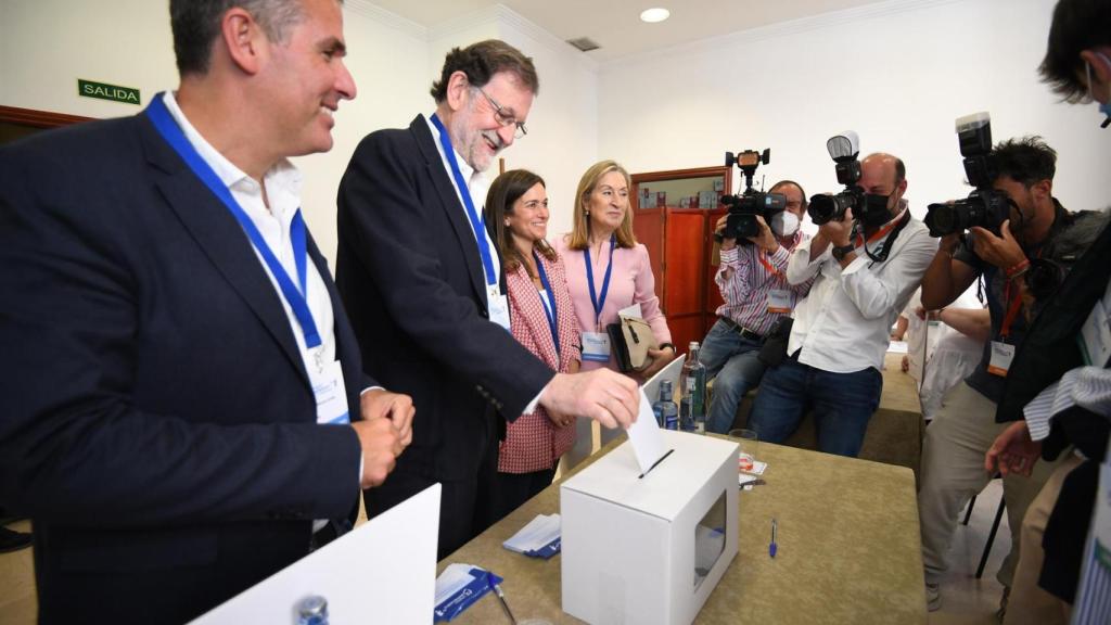 Mariano Rajoy y Ana Pastor en el XIII Congreso del PP local de Pontevedra.