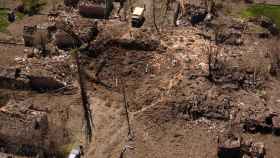 Imagen del agujero creado tras el impacto de un misil en una zona residencial de Donetsk