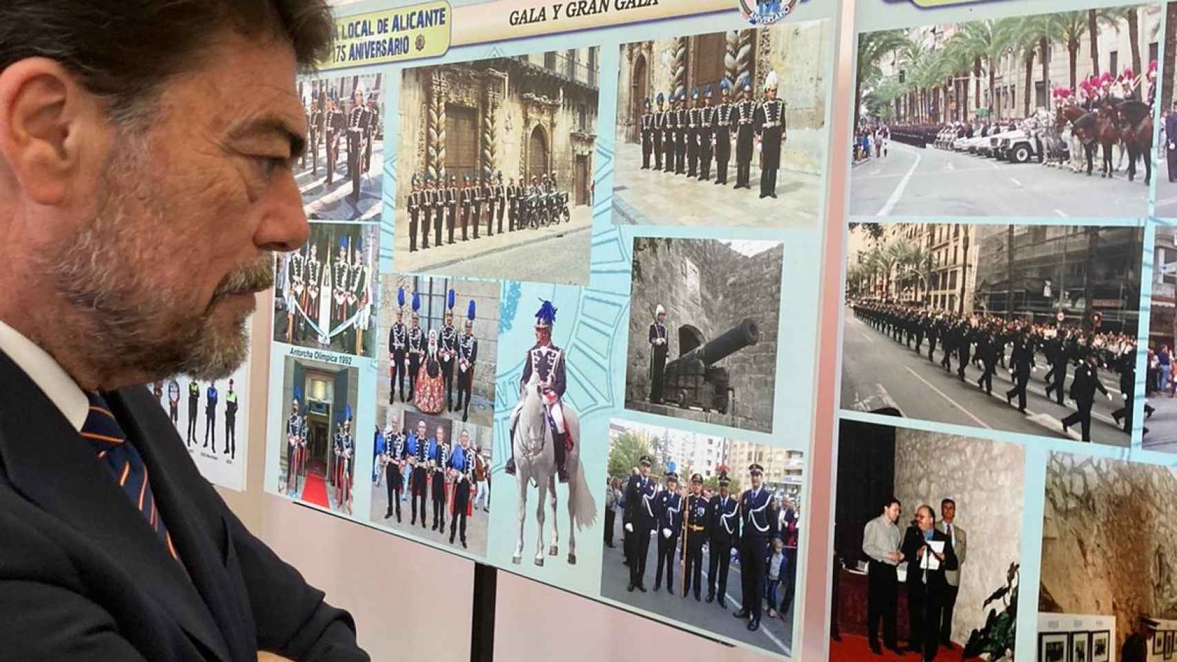 El alcalde de Alicante, Luis Barcala, en la exposición '175 años de la Policía Local de Alicante'.