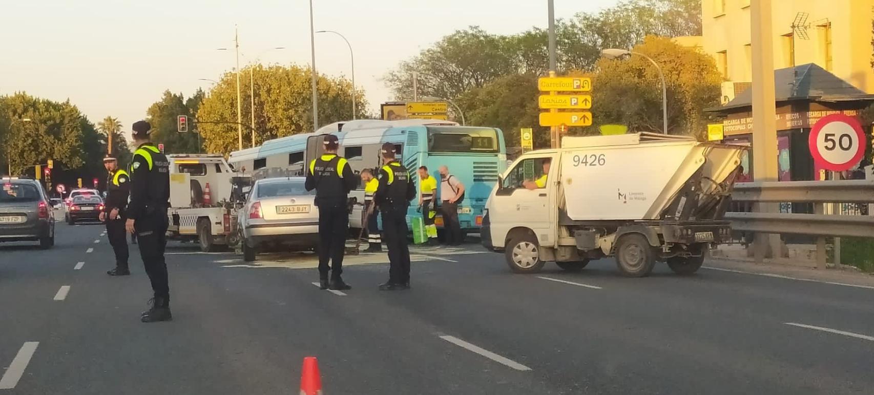 Varios agentes intervienen tras el accidente ocurrido en la Avenida de Andalucía.