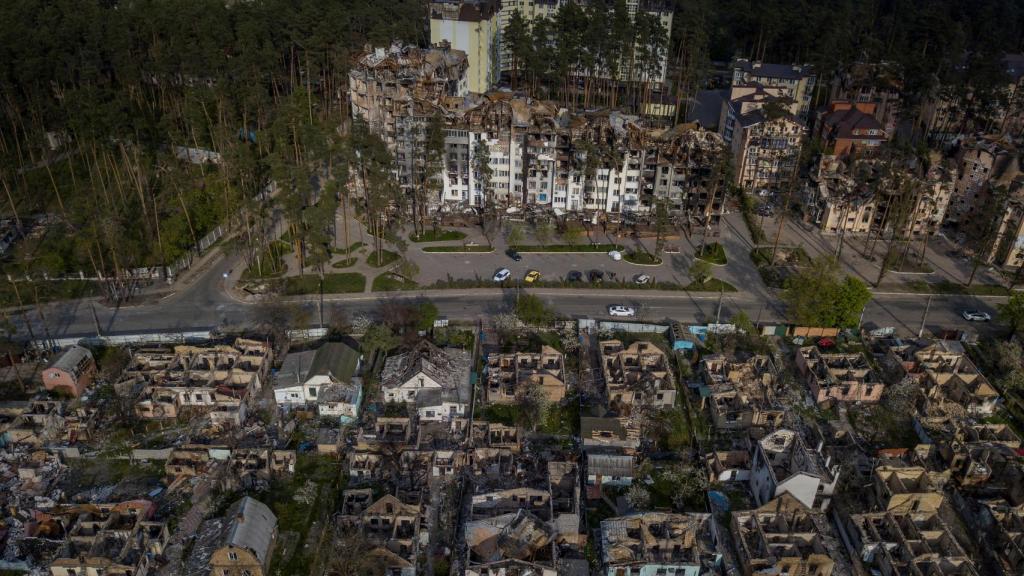 Una zona de Irpin, destruida por los ataques rusos en una imagen tomada este sábado 7 de mayo