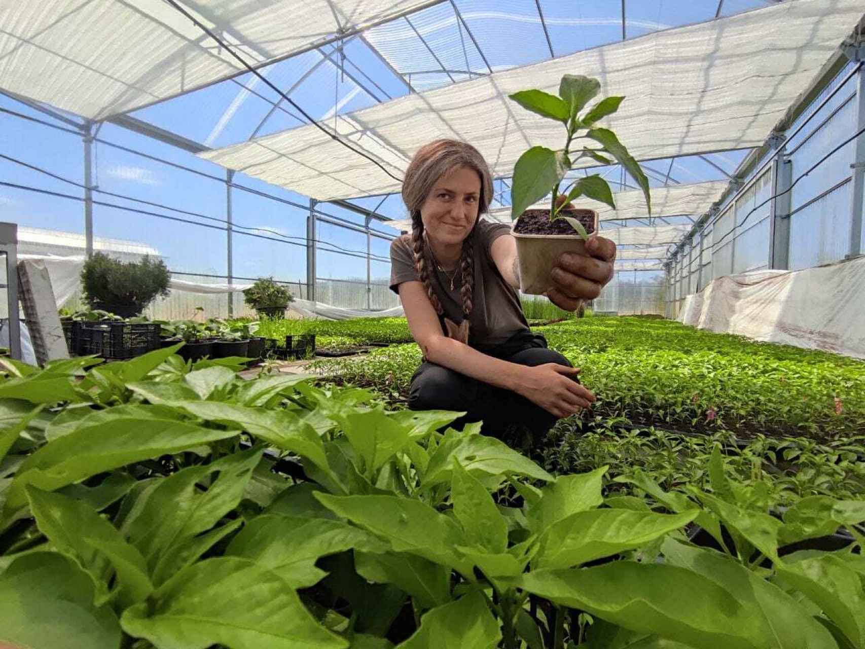 Beatriz Alonso posa en el cultivo ecológico en Navas de Oro