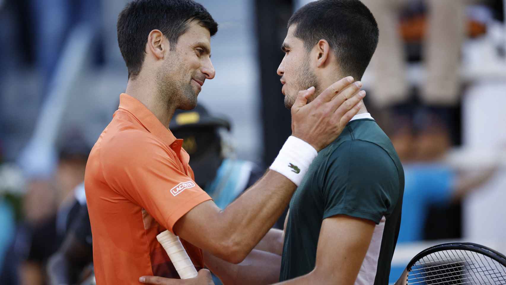 Novak Djokovic le da la enhorabuena a Alcaraz