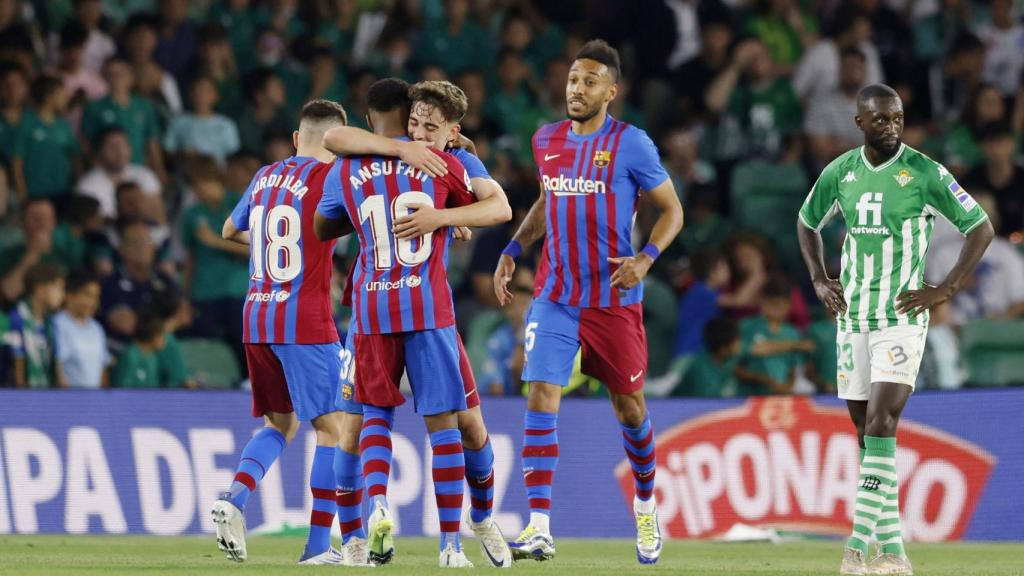 Gavi felicita a Ansu Fati tras marcar un gol ante el Betis