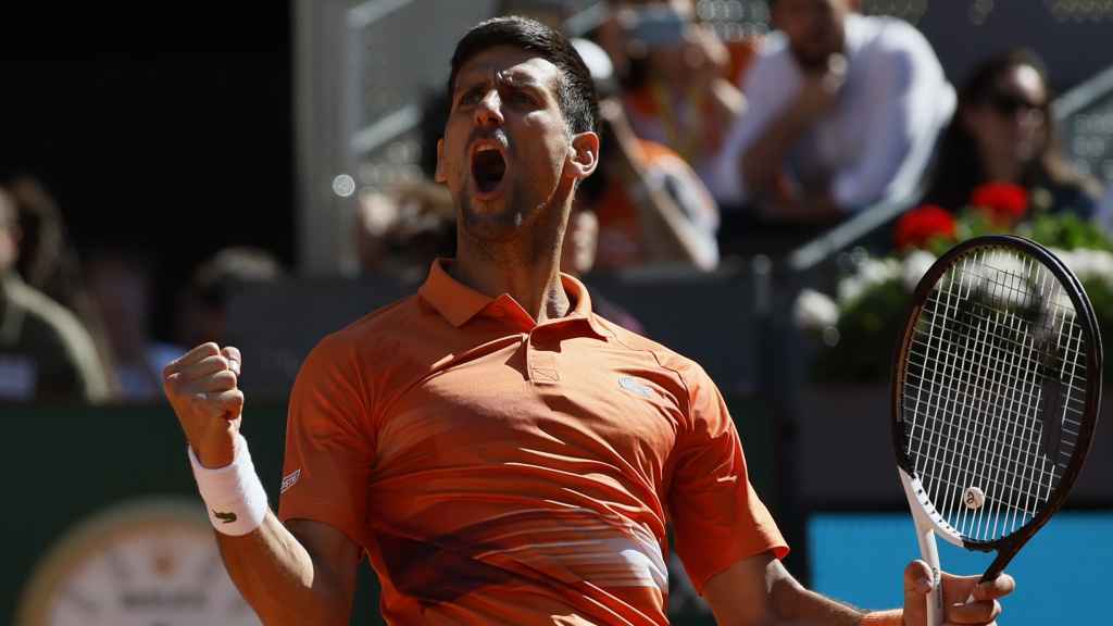 Novak Djokovic celebra su victoria en el primer set sobre Carlos Alcaraz