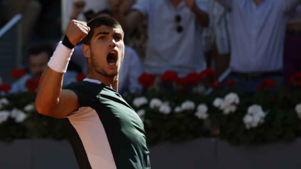 Carlos Alcaraz celebra su victoria en el segundo set ante Djokovic en Madrid