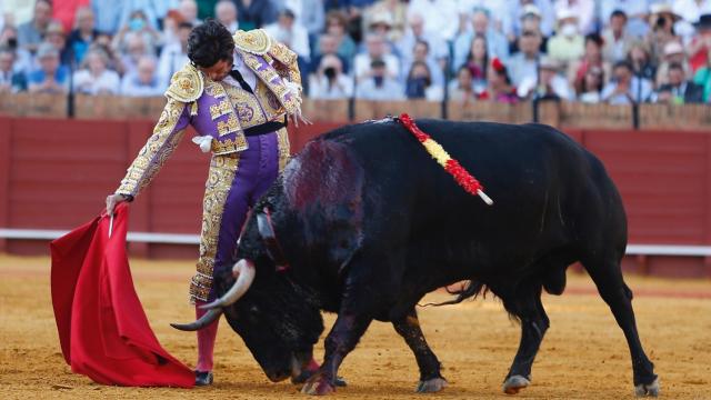 Morante de la Puebla pega un derechazo a un toro en Sevilla.