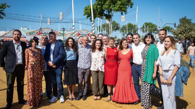 La vicepresidenta del Gobierno y ministra de Trabajo, Yolanda Díaz, en la feria de Sevilla junto a la candidata de Por Andalucía, Inmaculada Nieto, y el impulsado por Podemos, Juan Antonio Delgado.