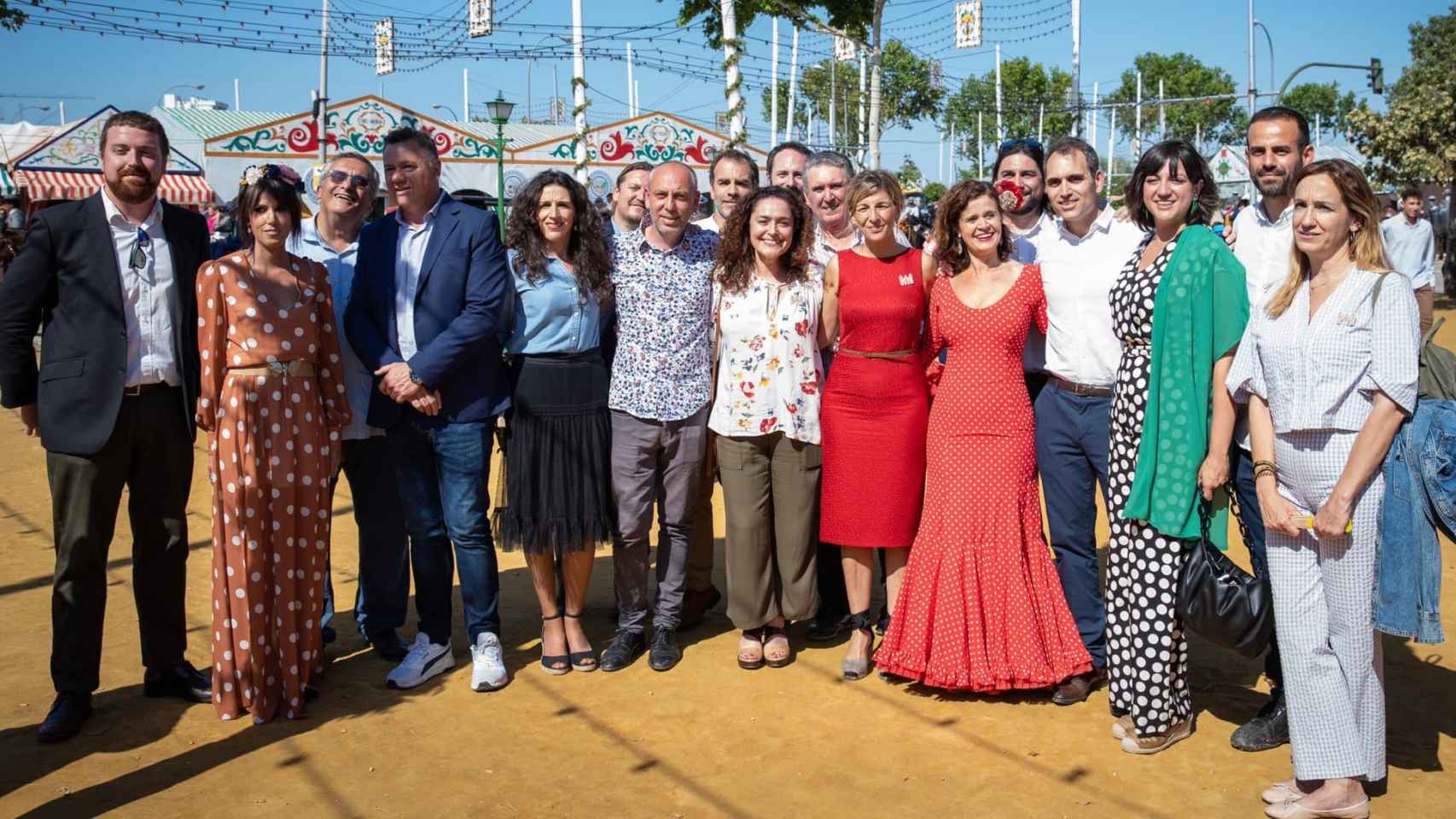 La vicepresidenta del Gobierno y ministra de Trabajo, Yolanda Díaz, en la feria de Sevilla junto a dirigentes de IU y Podemos.