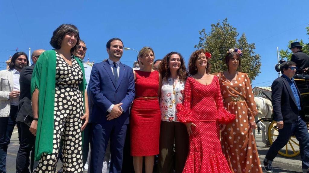 La vicepresidenta del Gobierno y ministra de Trabajo, Yolanda Díaz, con Alberto Garzón, la candidata de Por Andalucía, Inmaculada Nieto y Martina Velarde, de Podemos Andalucía en la feria de Sevilla.