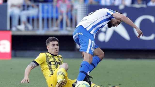 Genaro pelea un balón en el partido contra el Oviedo