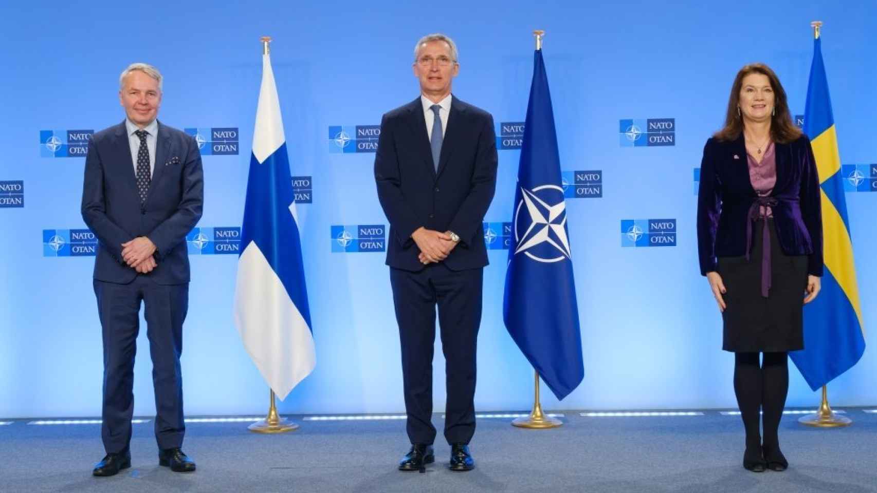 El ministro de Exteriores finlandés, Pekka Haavisto (izquierda), el secretario general de la OTAN, Jens Stoltenberg (medio), y la ministra de Exteriores sueca, Ann Linde (derecha), el pasado 24 de enero.