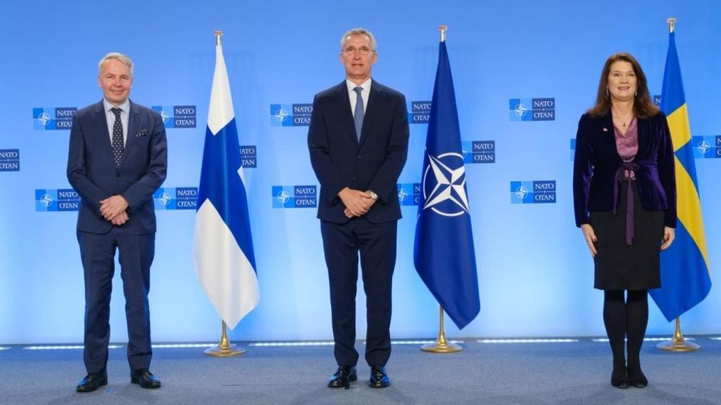 El ministro de Exteriores finlandés, Pekka Haavisto (izquierda), el secretario general de la OTAN, Jens Stoltenberg (medio), y la ministra de Exteriores sueca, Ann Linde (derecha), el pasado 24 de enero.