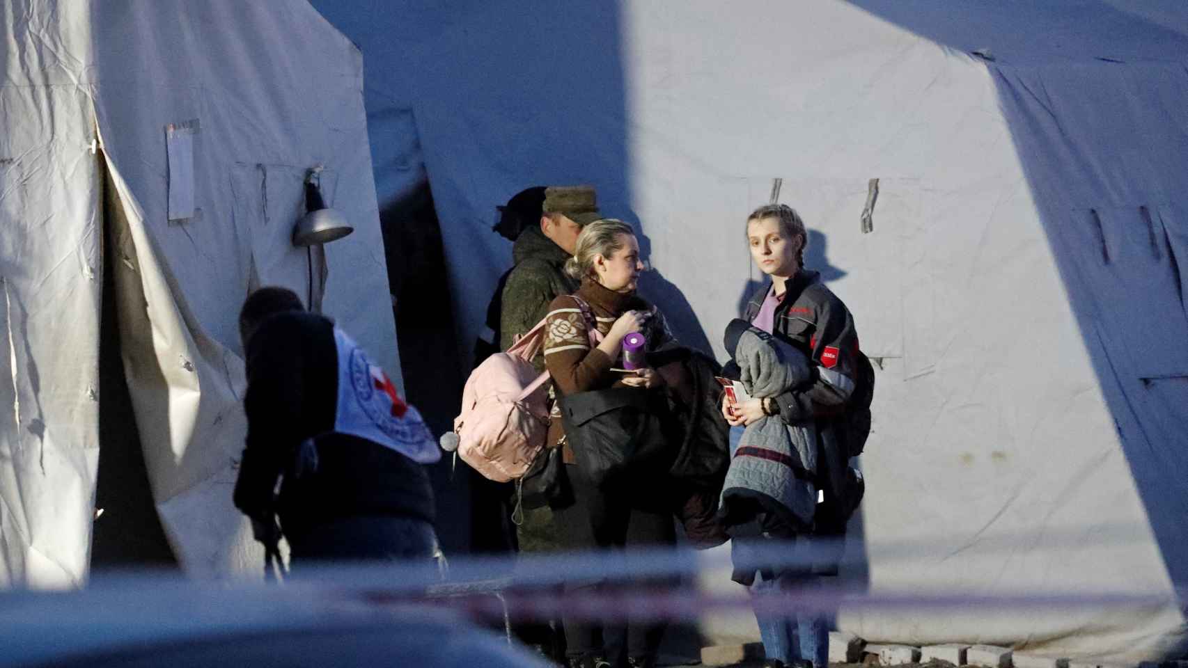 Dos mujeres en el pueblo de Bzimenne tras ser evacuadas de la fábrica de Azovstal, este viernes.
