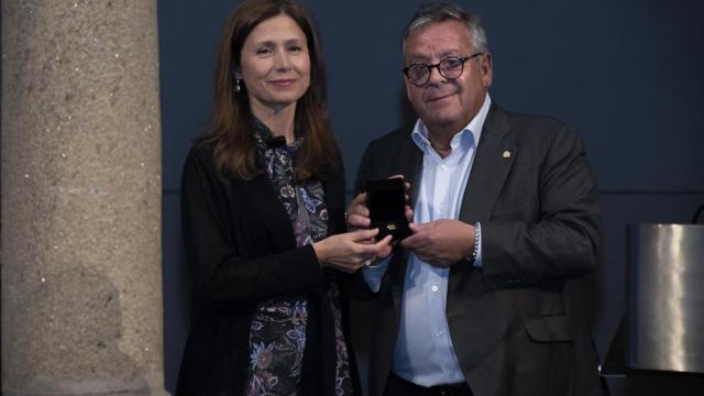 La directora de la AEMPS, Mª Jesús Lamas, recibe la Insignia de Oro en el Encontro Mundial de Médicos Galegos organizado por Asomega.