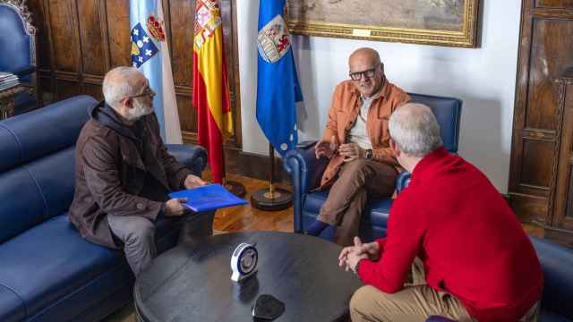 Reunión Manuel Baltar (Presidente Da Deputación Ourense) Cos Irmáns Xulio E Domingo Bobillo (Familiares De Antón Tobar).