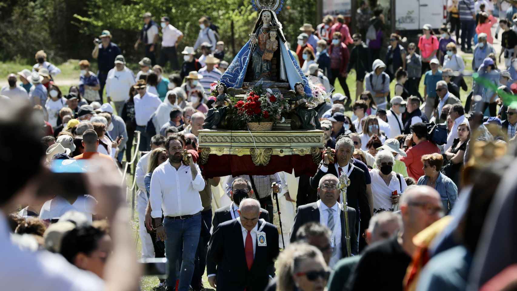 Paco Núñez, a la izquierda con camina blanca, portando a hombros a la Virgen de la Salud en Barbatona (Guadalajara).