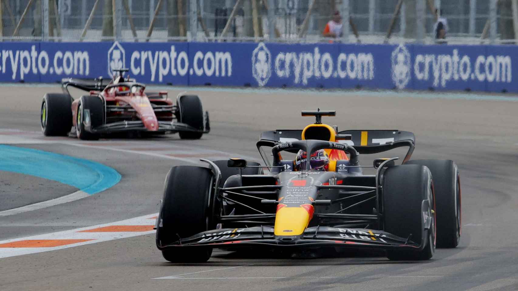 Max Verstappen, delante de Charles Leclerc.