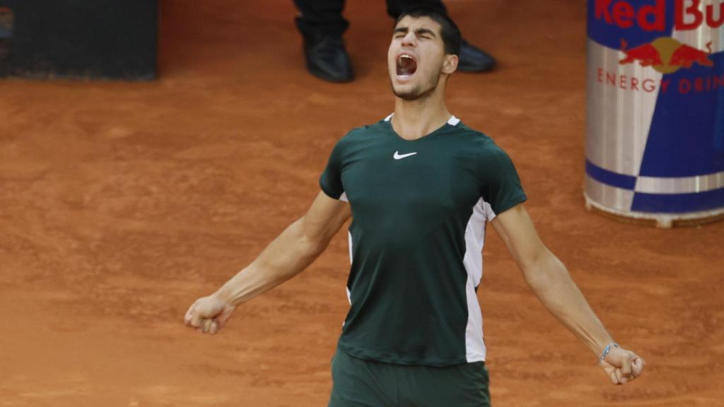 Carlos Alcaraz celebra su triunfo.