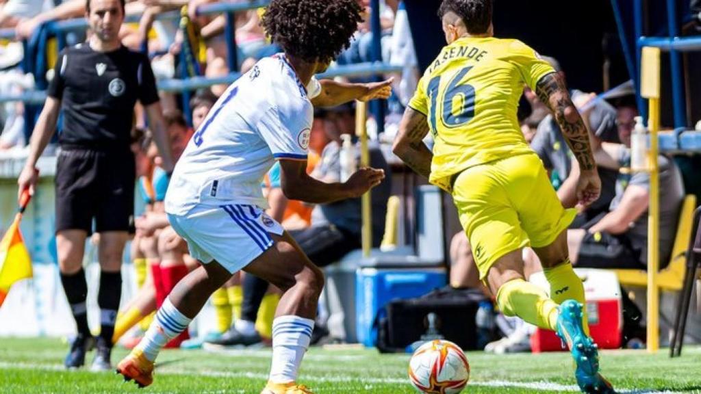 Peter, intentando cortar el avance de Tasende por banda durante el Villarreal B - Real Madrid Castilla