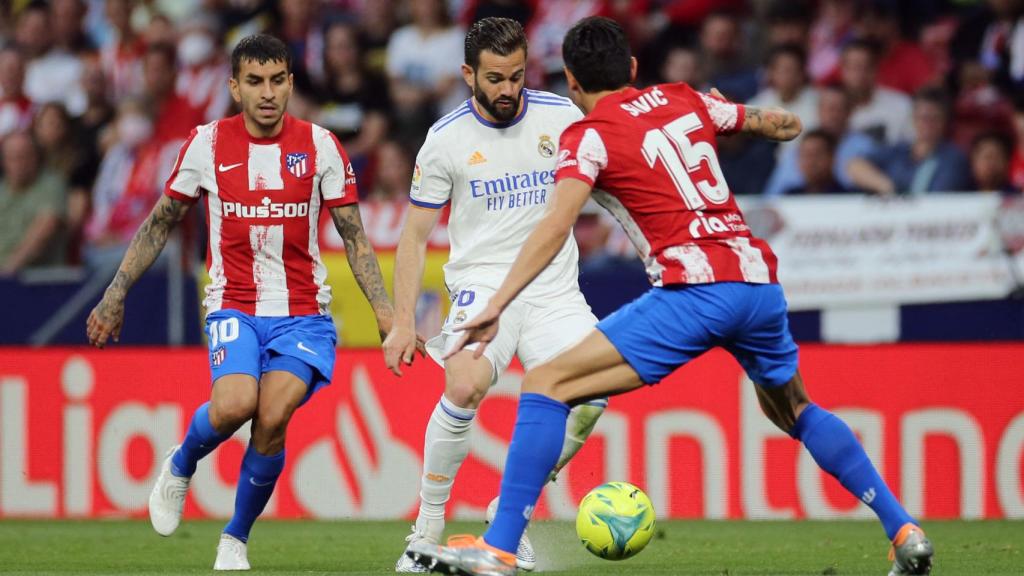 Ángel Correa y Stefan Savic presionan a Nacho Fernández