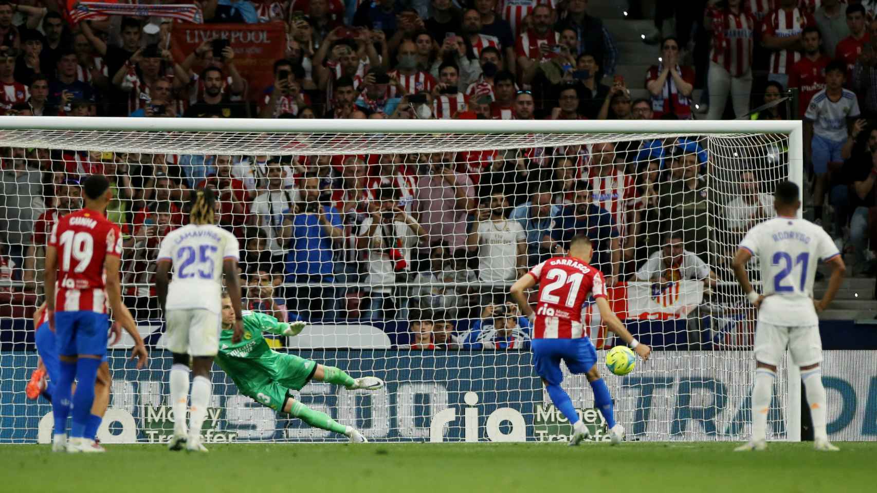 Yannick Carrasco supera a Andiy Lunin de penalti y marca gol