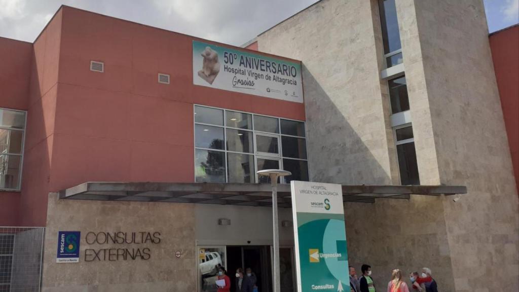 Una pancarta recuerda el cincuentenario del hospital de Manzanares a la entrada del centro sanitario.