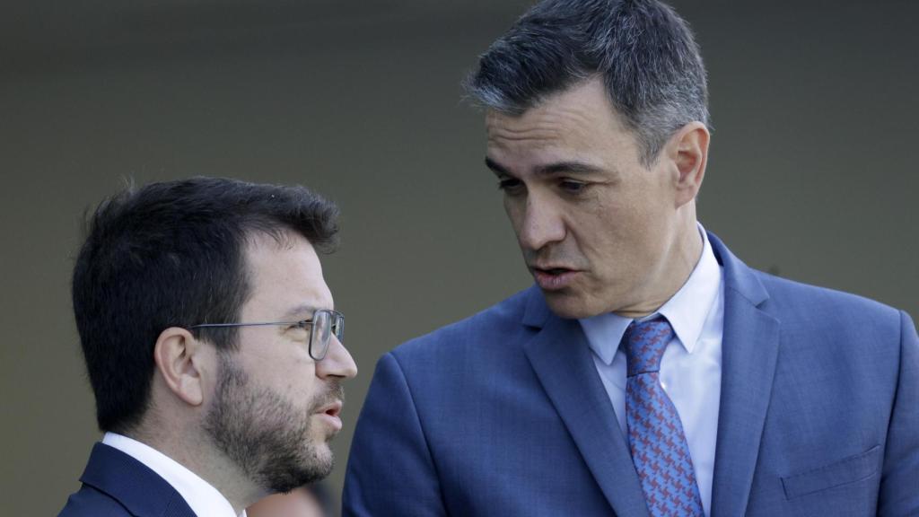 El presidente del Gobierno, Pedro Sánchez, junto al president de la Generalitat de Cataluña, Pere Aragonès, el viernes 6 de mayo en Barcelona