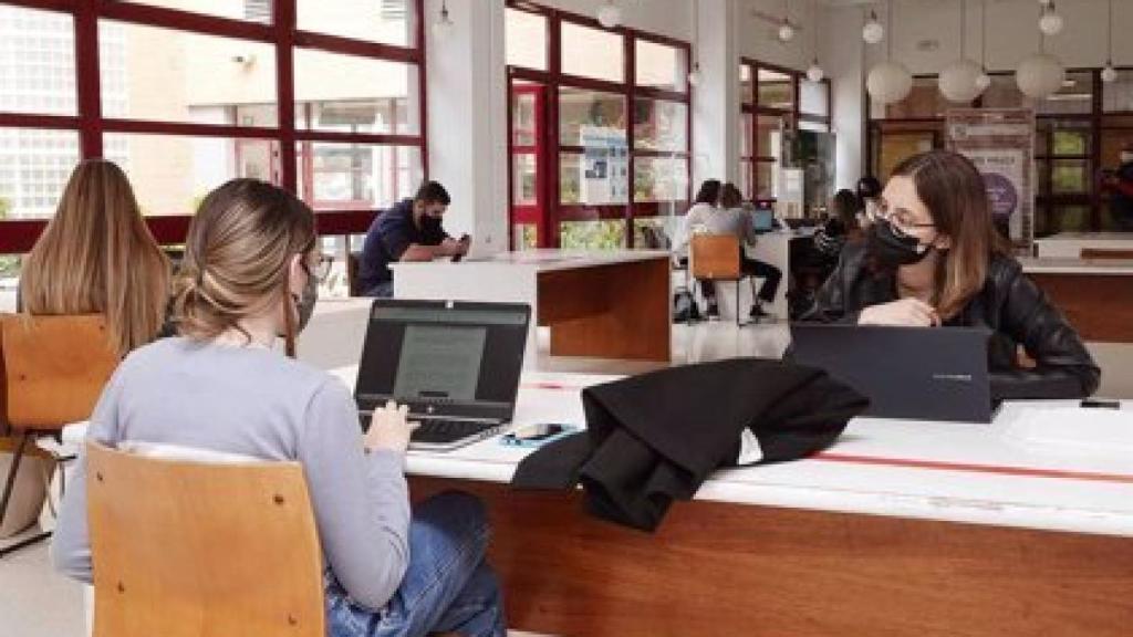 Algunas estudiantes en la sala de estudio de la Facultad de Comunicación.