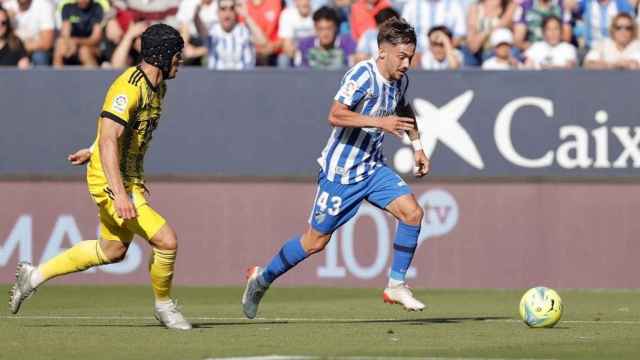 Víctor Olmo durante el Málaga - Real Oviedo