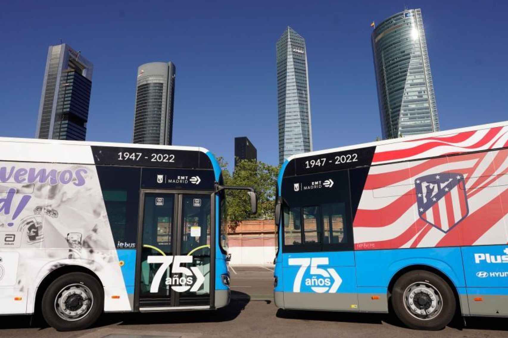 Imagen de los autobuses eléctricos de la EMT en los que viajarán el Real Madrid y el Atlético.