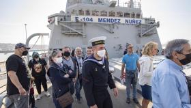 Varias personas visitan la fragata de combate ‘Méndez Núnez’ atracada en los muelles del puerto de Getxo.