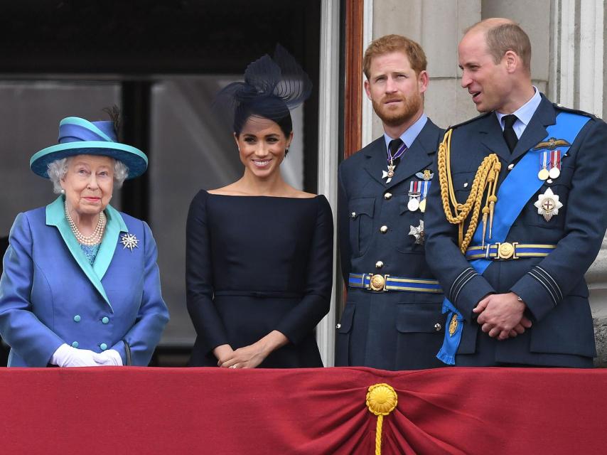 La reina Isabel II con los duques de Sussex, Meghan y Harry, y Guillermo de Inglaterra.