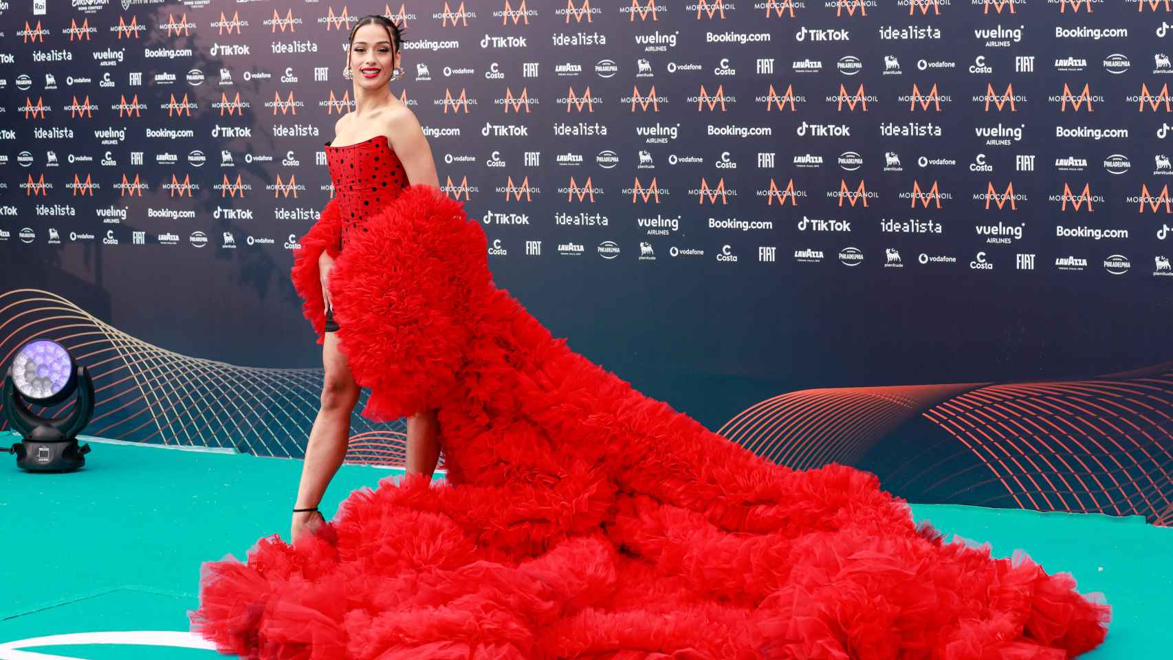 Chanel, representante de España en 2022, posa en Turín delante de un 'photocall' con el logo de Moroccanoil.