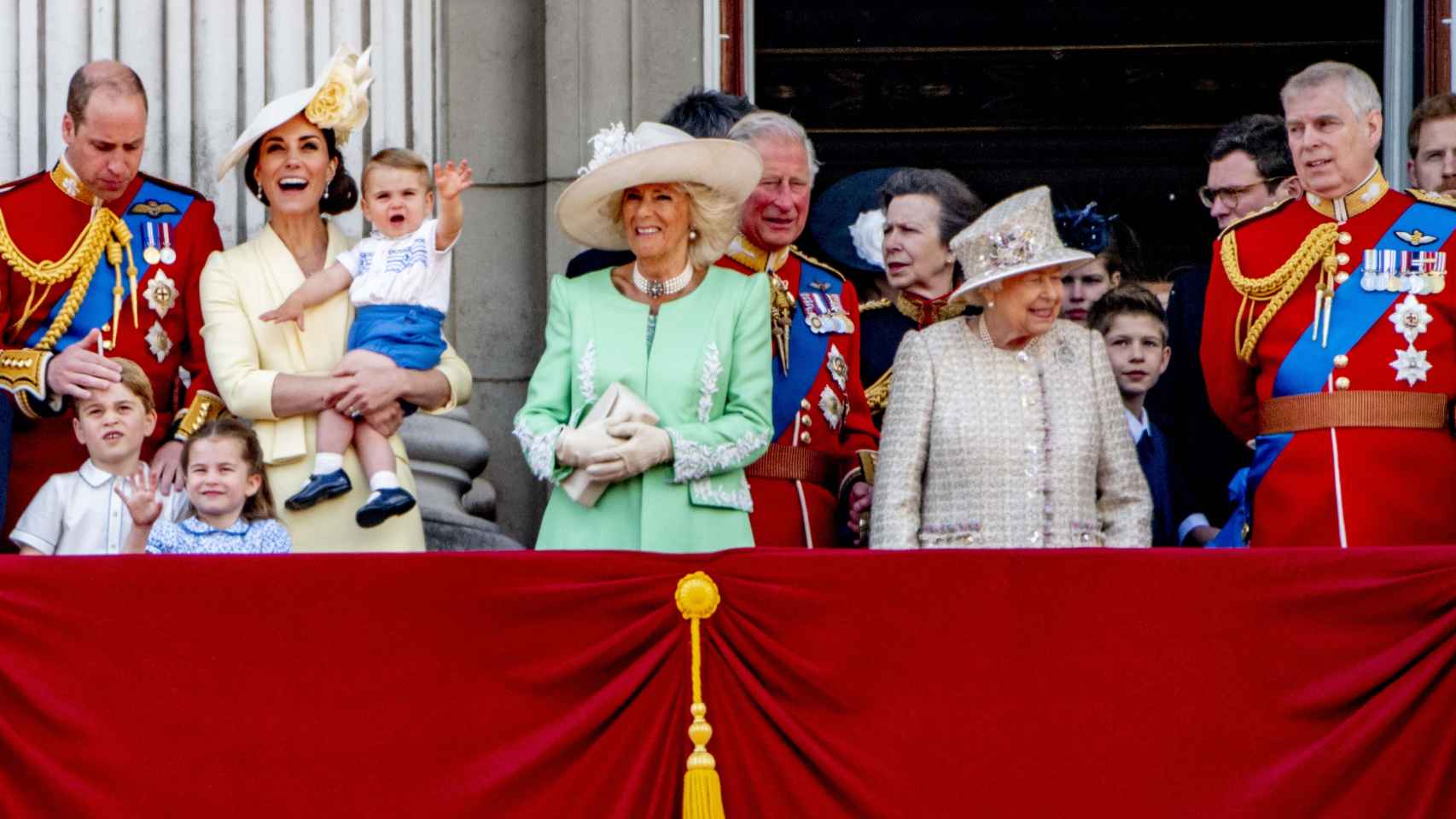 El príncipe Andrés junto al resto de la Familia Real británica en el balcón.