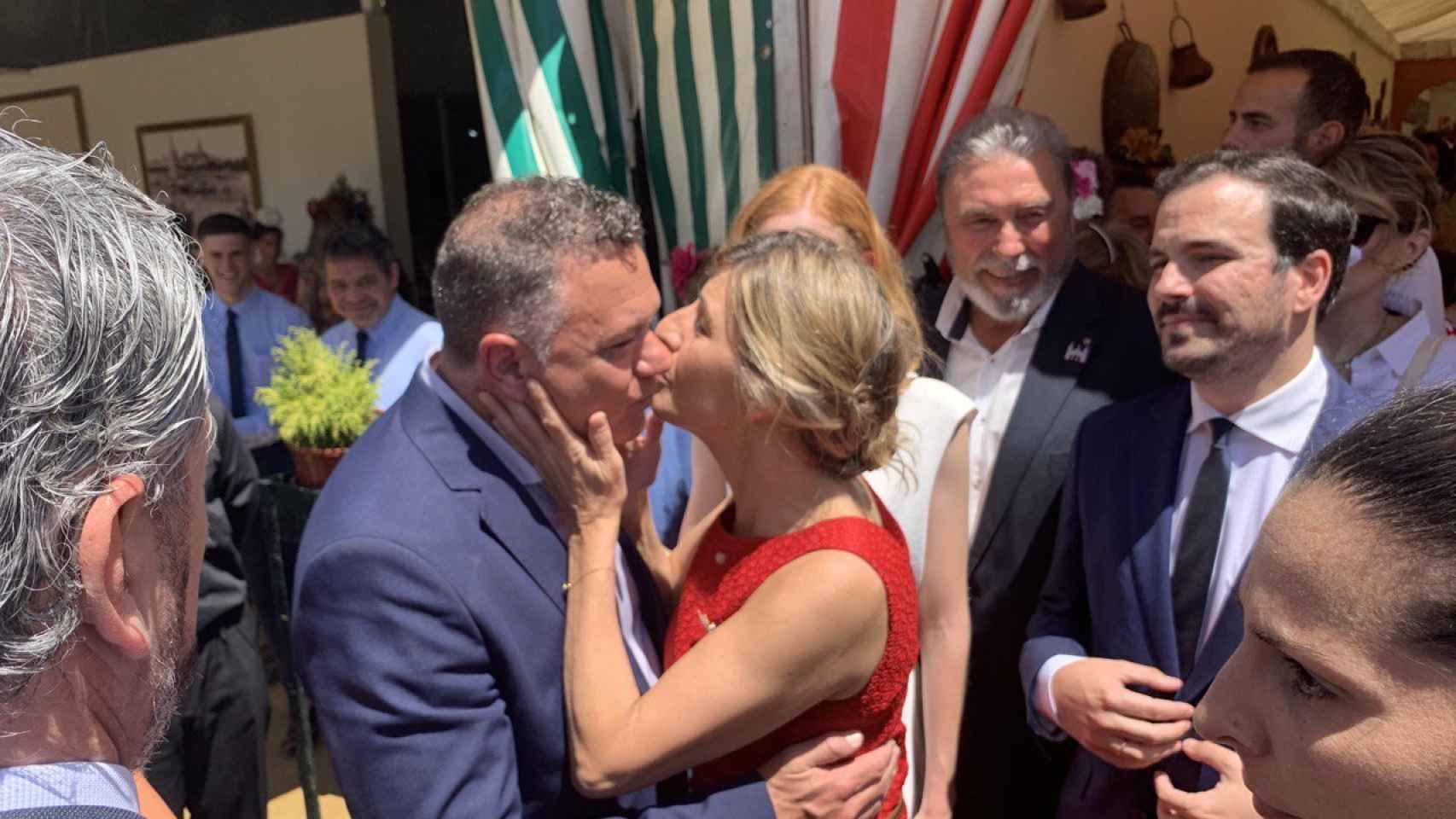 La vicepresidenta del Gobierno Yolanda Díaz besa al candidato de Podemos, Juan Antonio Delgado, en la Feria de Abril de Sevilla.