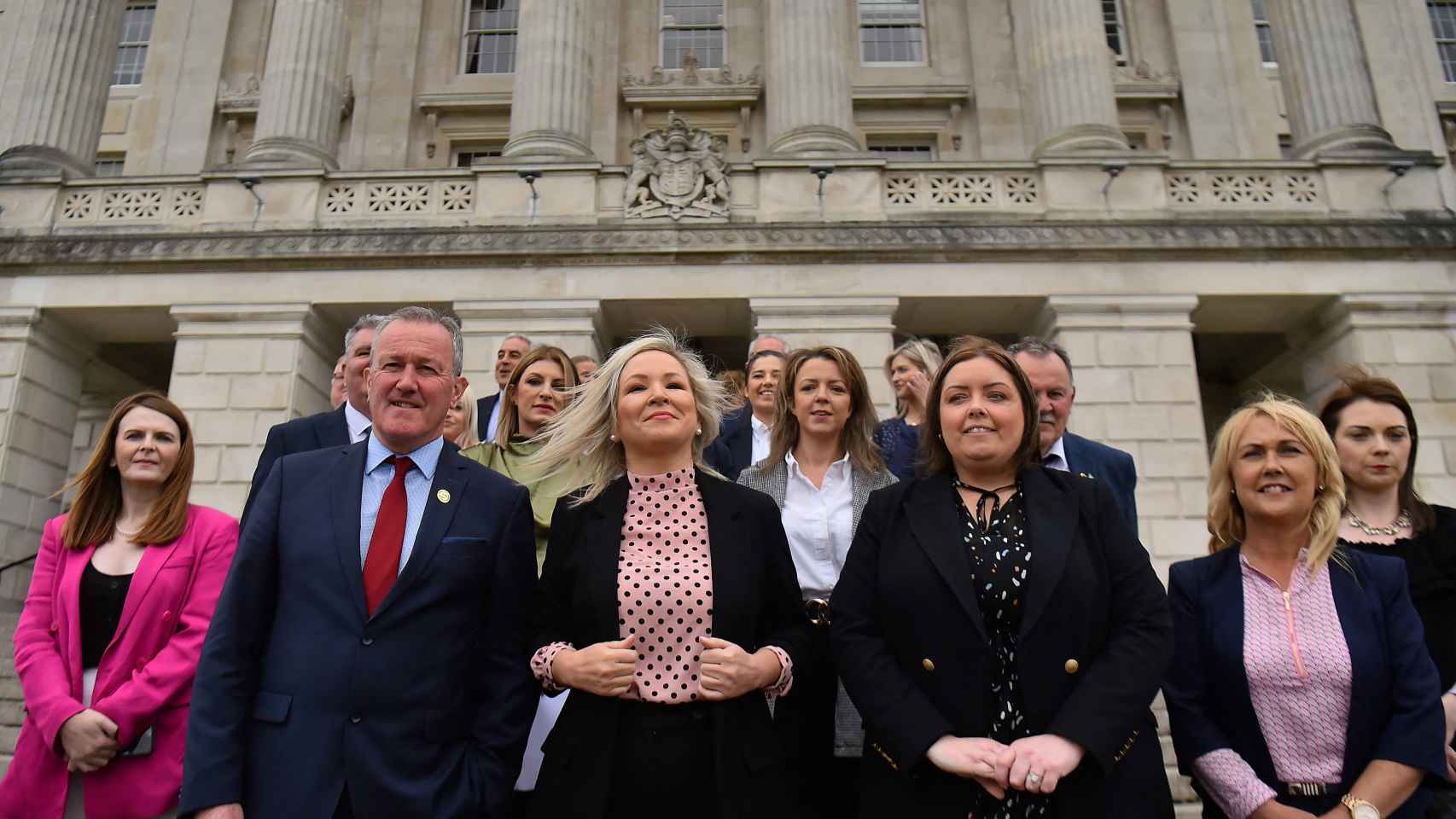 Michelle O'Neill, acompañada por miembros del Sinn Féin, entra en el parlamento de Stormont.