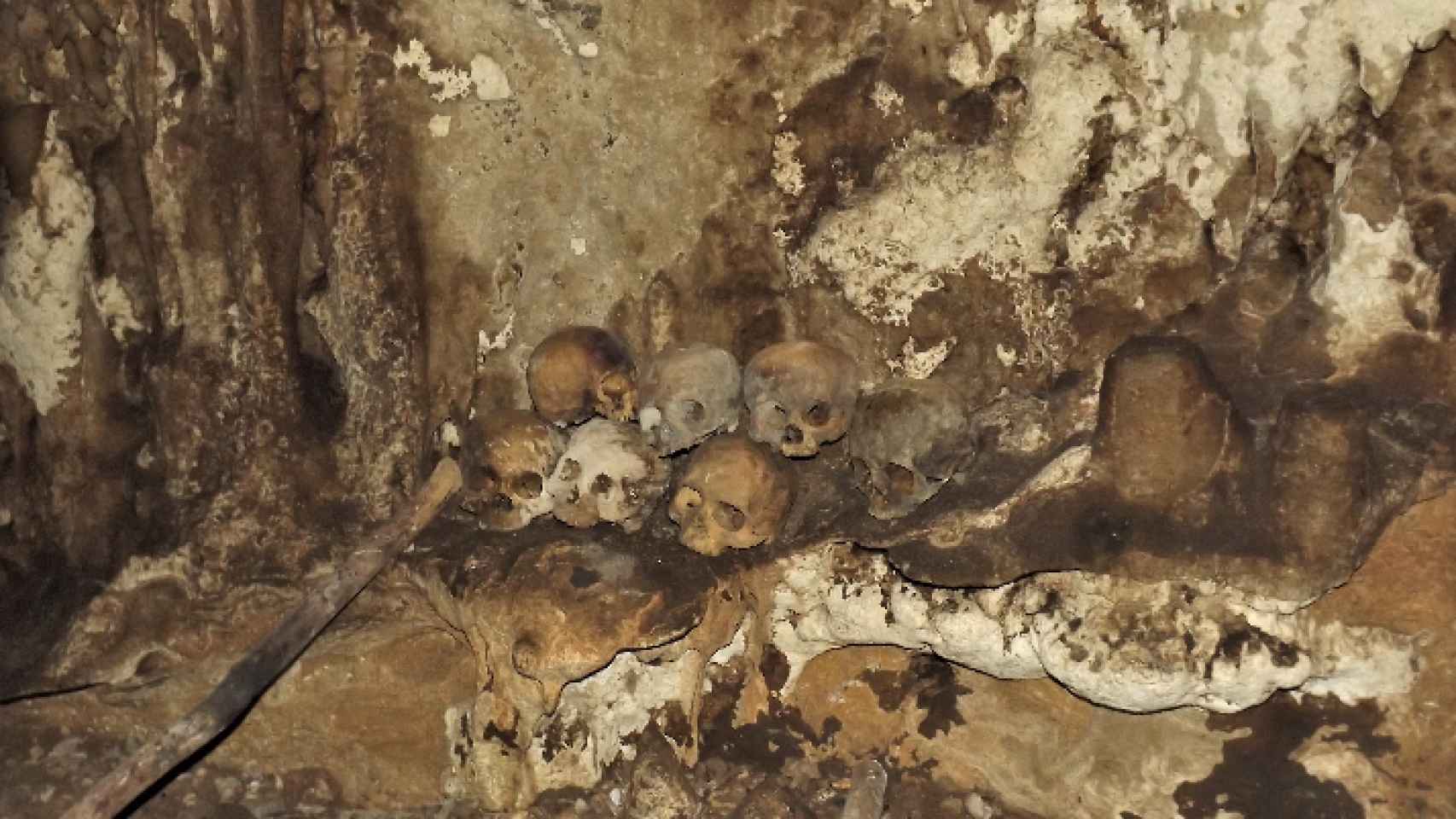 Altar de cráneos, o tzompantli, en la Cueva de Comalapa.