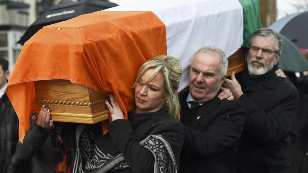 Michelle O'Neill porta el féretro de su padrino político, Martin McGuinness.