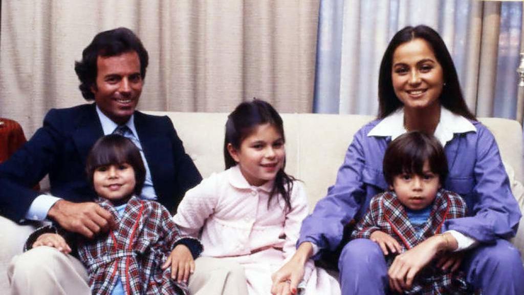 Julio Iglesias, Isabel Preysler y sus hijos Chábeli, Julio José y Enrique.