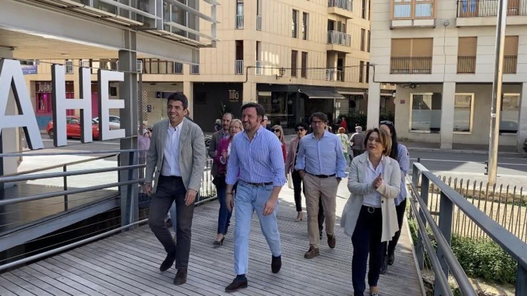 Ruz con Carlos Mazón y otros miembros del partido a nivel provincial, en una visita reciente del líder autonómico a Elche.